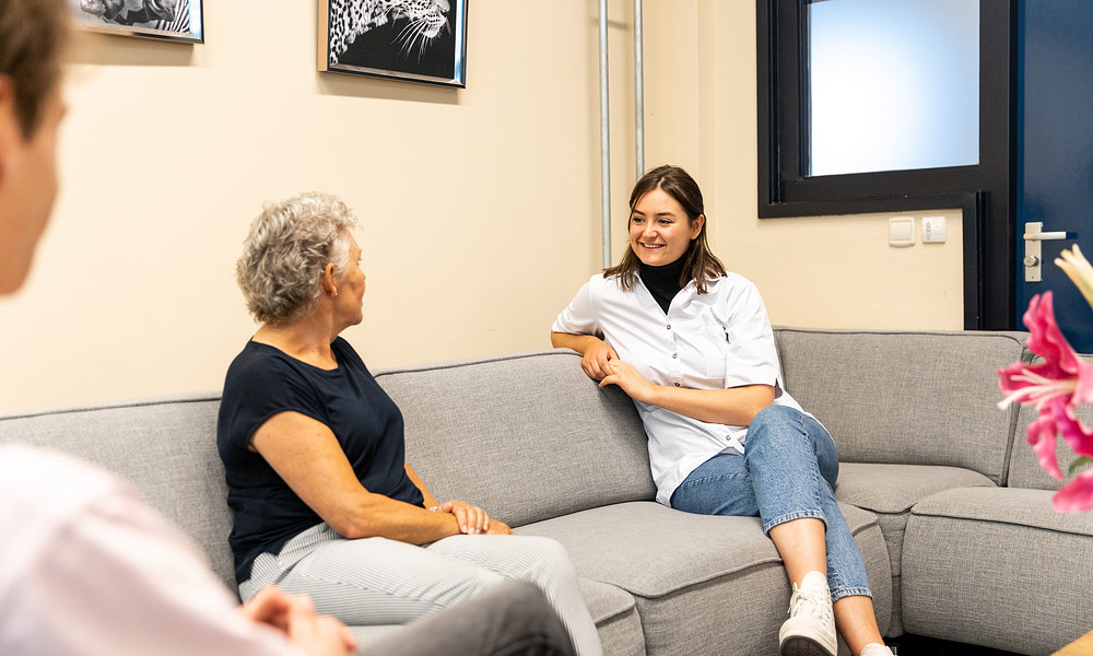 Academie voor Verpleegkunde patient en student op de bank