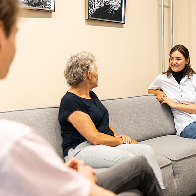 Zorgprofessional in gesprek met cliënt