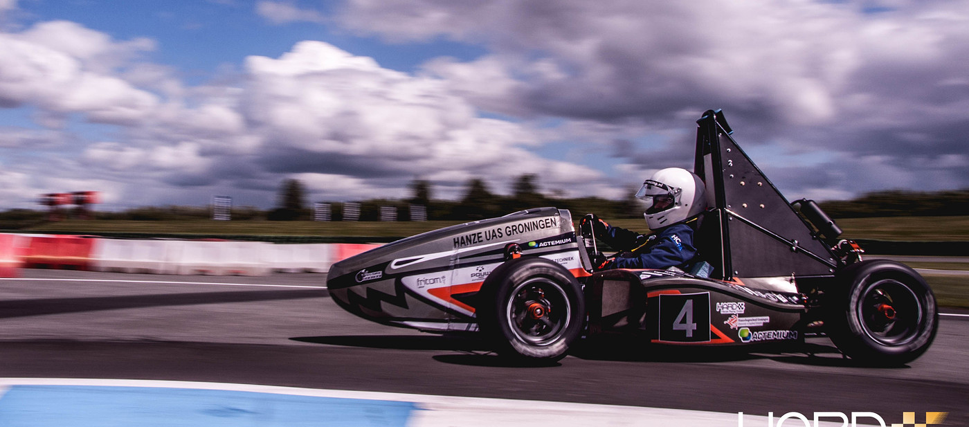 hanze racing division car on track