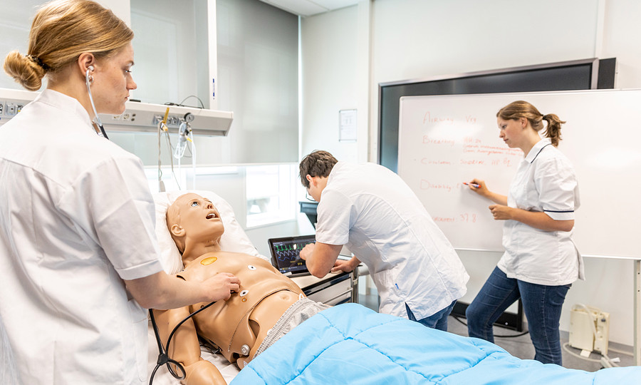 Hanzehogeschool-Acadamie Verpleegkunde - 3-studenten-bed.jpg