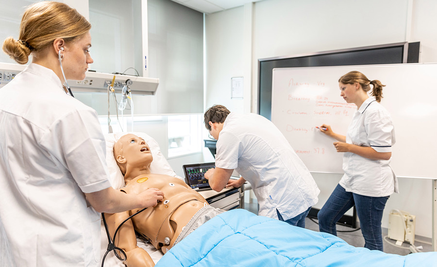 Hanzehogeschool-Acadamie Verpleegkunde - 3-studenten-bed.jpg