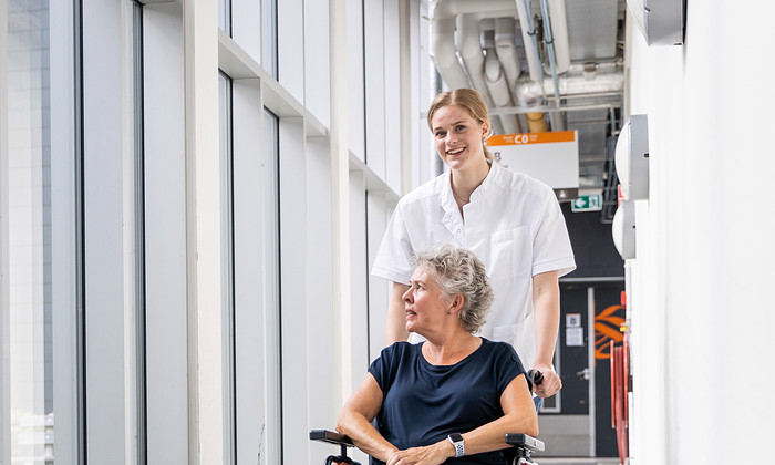 Academie voor Verpleegkunde, student met patient in rolstoel