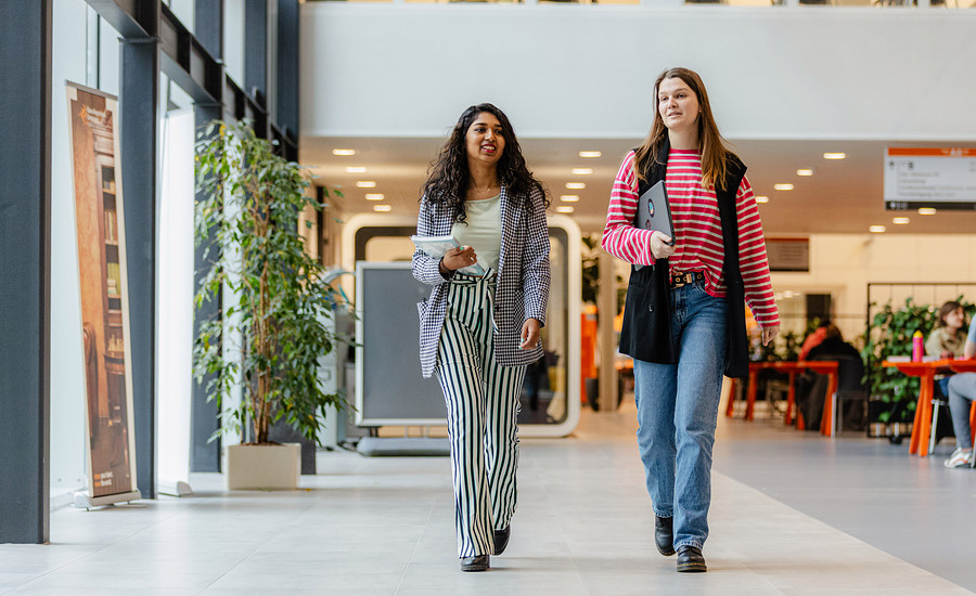 Twee studenten in de Van DoorenVeste
