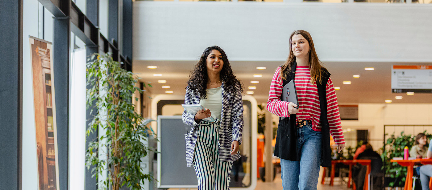 Twee studenten in de Van DoorenVeste