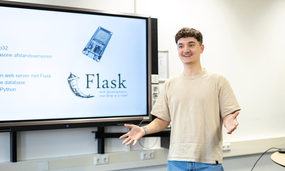 HBO-ICT student aan het presenteren