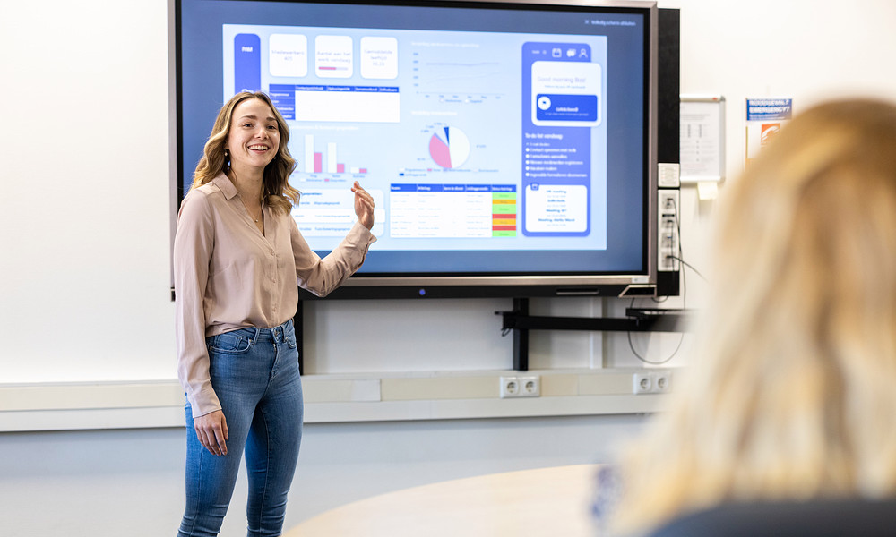 Vrouwelijke HBO-ICT studente presenteert data dashboard