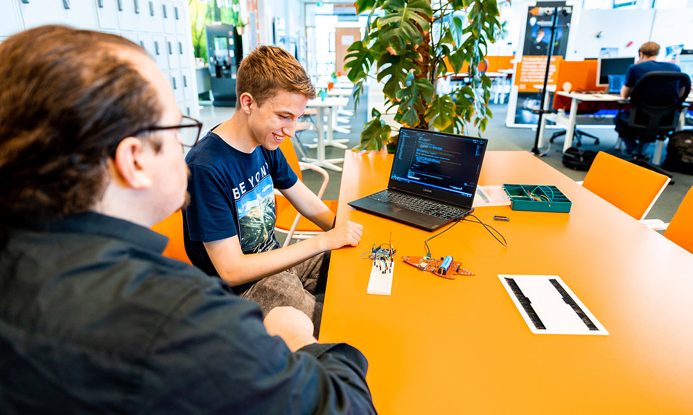 Jongens aan het werk voor minor