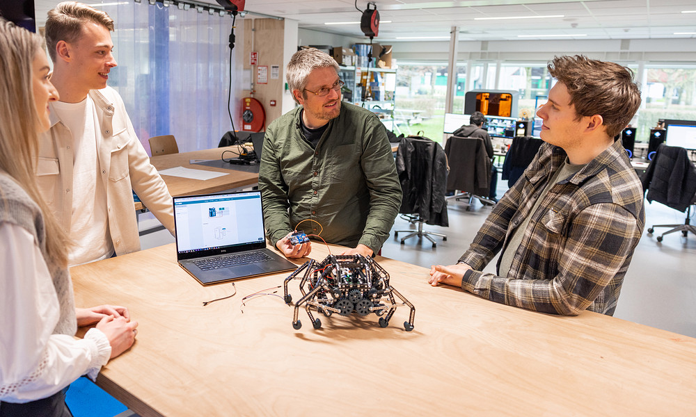 Studenten met leraar en robot