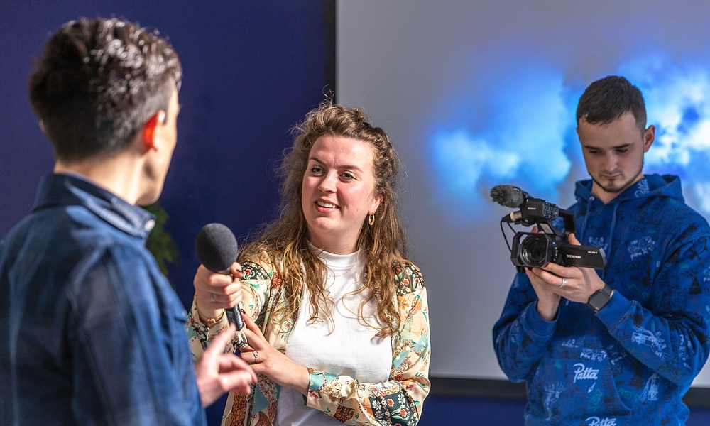 Meisje interviewt man