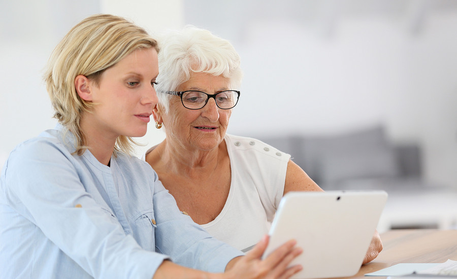 Health Noord Hanze Oudere vrouw met zorgmedewerker