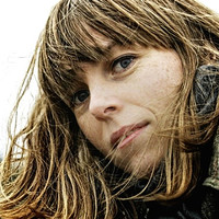 Vrouw kijkt in de camera