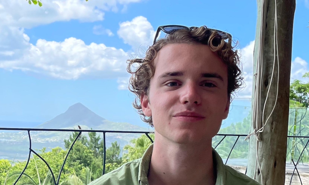 Student Hidde Brink voor een berg in Mauritius