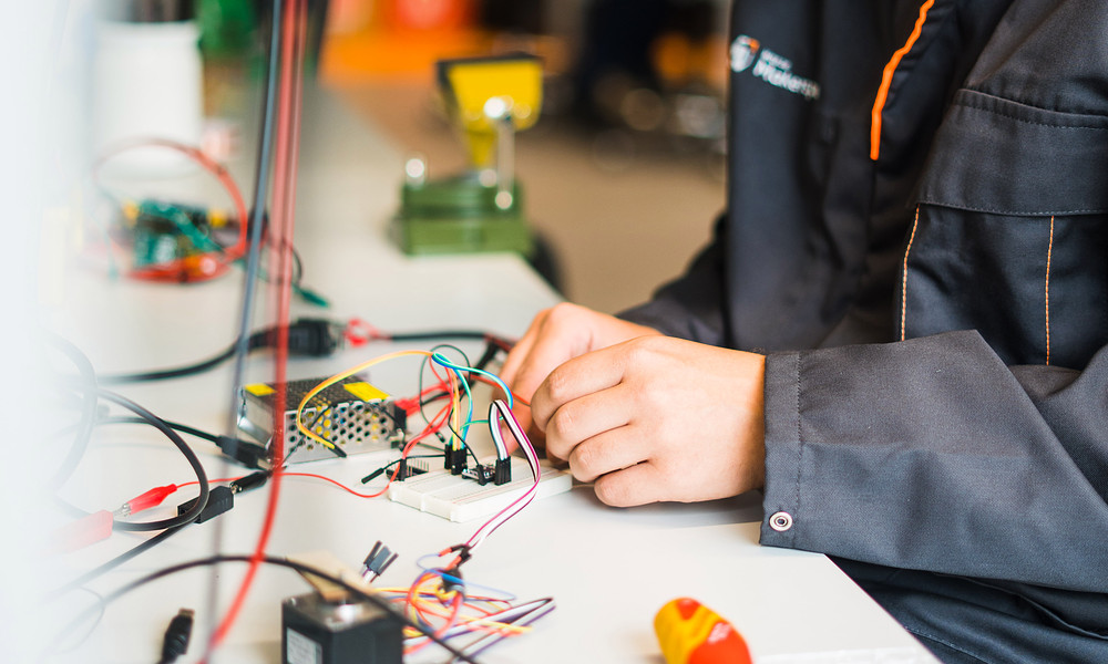 Jongen bezig in Makerspace