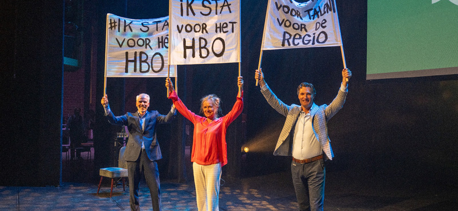 College van Bestuur van Saxion bij Opening Hogeschooljaar 2024-2025 met spandoeken