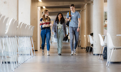 Studiekiezers lopen door Hanzegebouw
