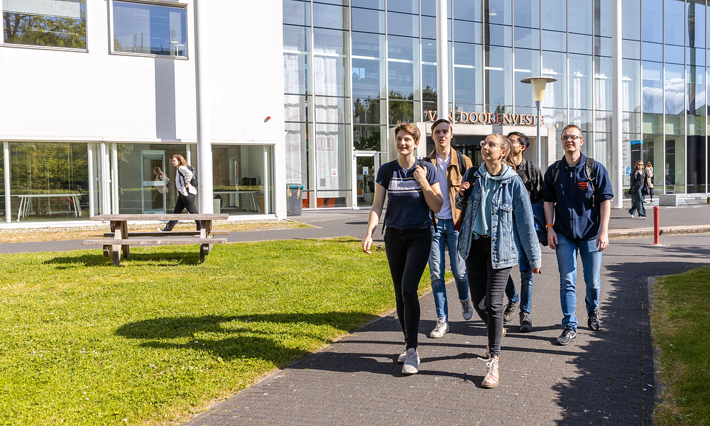 Studenten lopen buiten de Van DoorenVeste