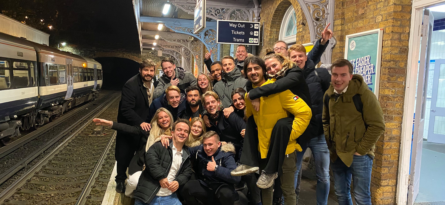 Groep studenten op het station