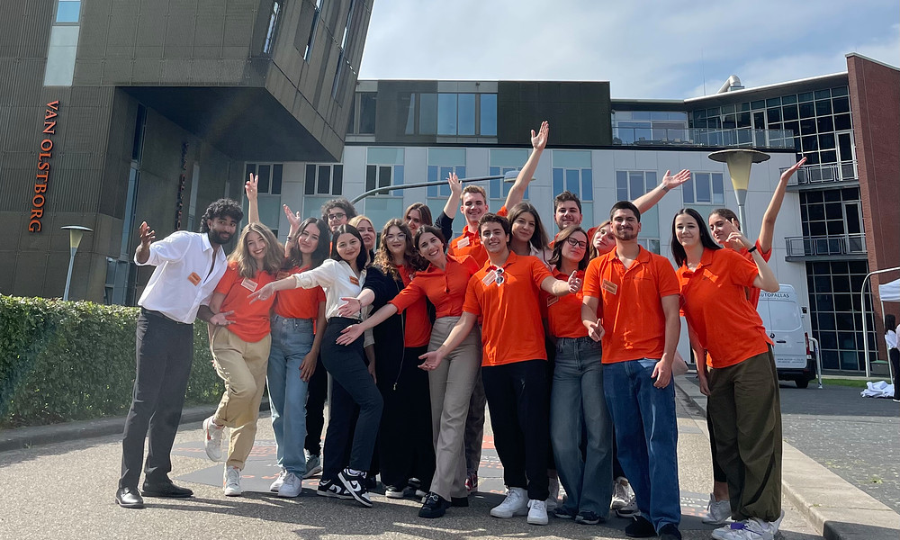 international students in front of the hanze van olst building