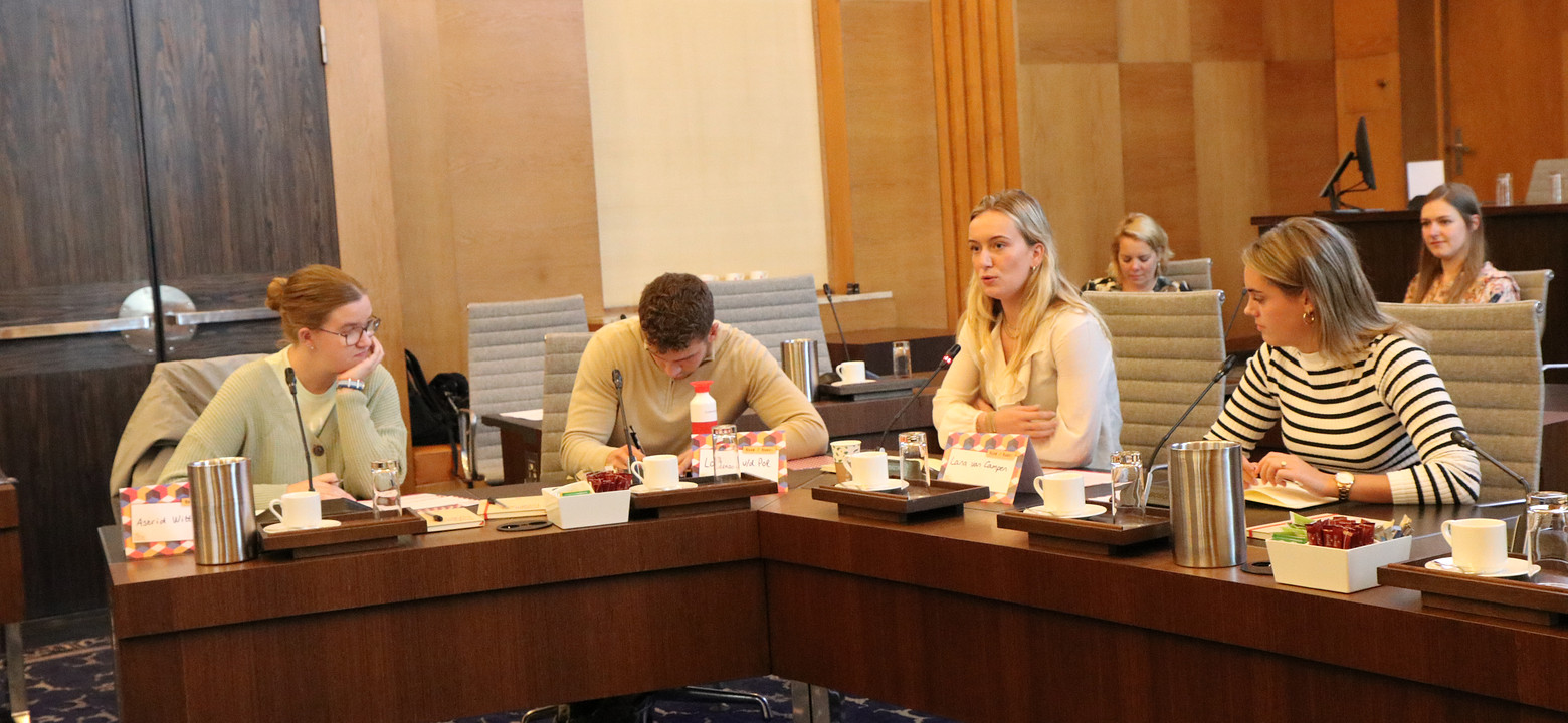 In debat