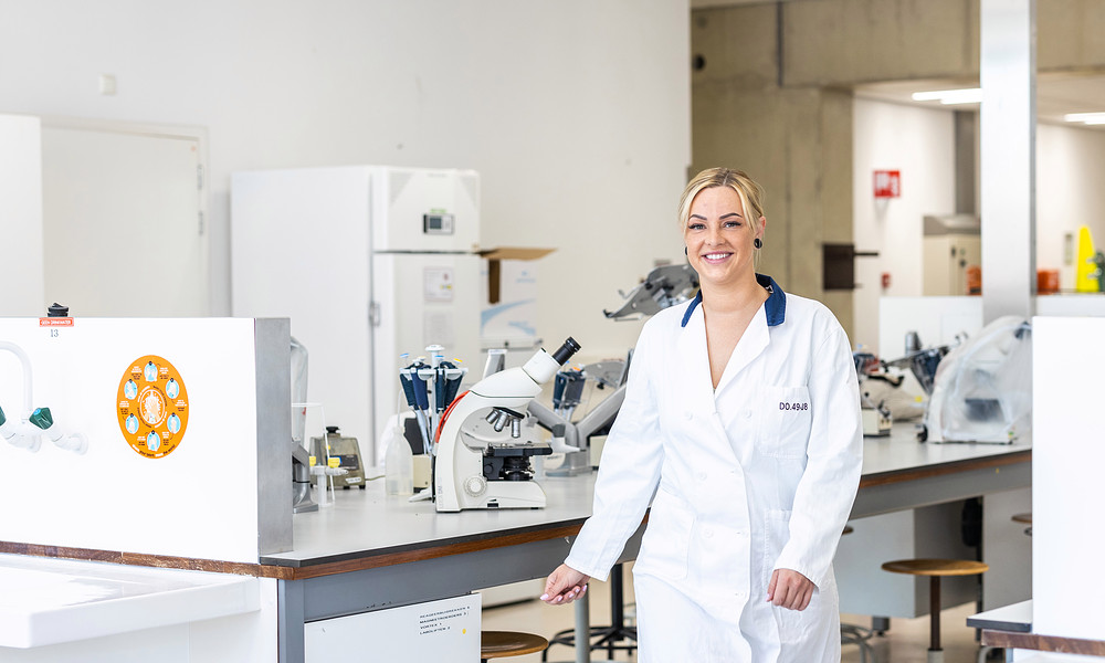 Student Inez Zewuster loopt over het laboratorium