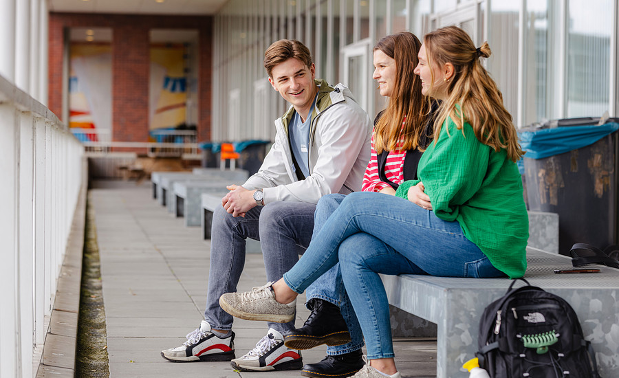 Drie studenten praten voor de Van DoorenVeste
