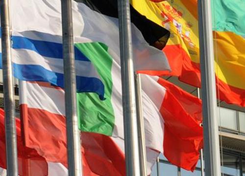 Internationale vlaggen aan vlaggenstokken