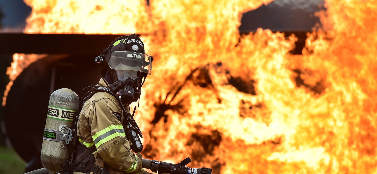 Brandweerman bestrijdt felle brand|Hbo-opleiding Integrale Veiligheidskunde Saxion