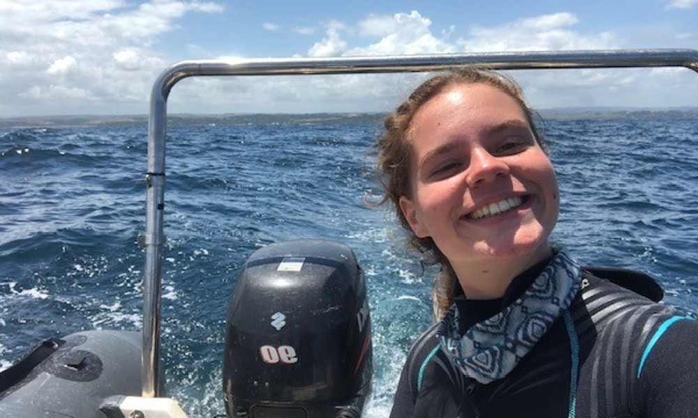 Student Jade Hartkamp op een boot