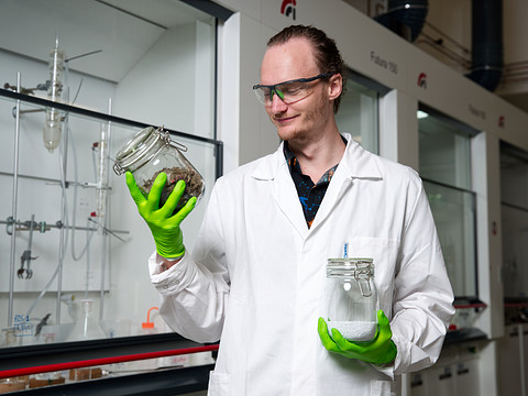 Jarno houdt materialen vast 2.jpg