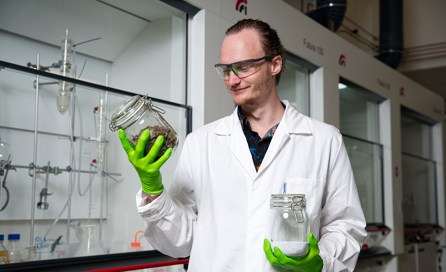 Onderzoeker Jarno houdt plastic afval vast in het lab voor het lectoraat Biobased chemistry and refinery.