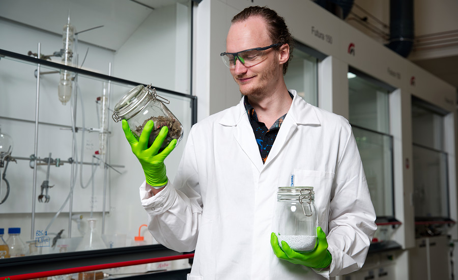 Jarno houdt materialen vast 2.jpg