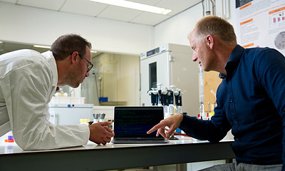 Lector Wynand Alkema van Data Science for Life Science and Health bekijkt resultaten in een lab.