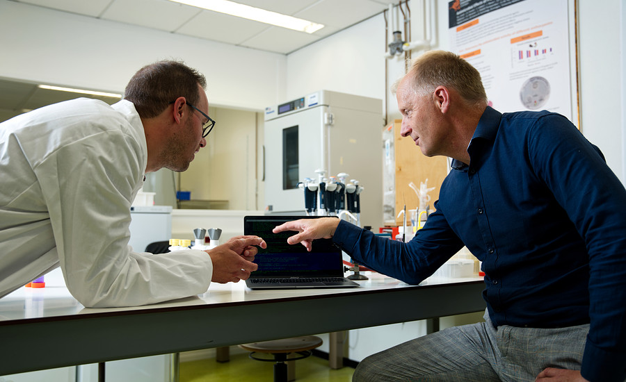 Jasper Bosman en Wynand Alkema in lab.jpg