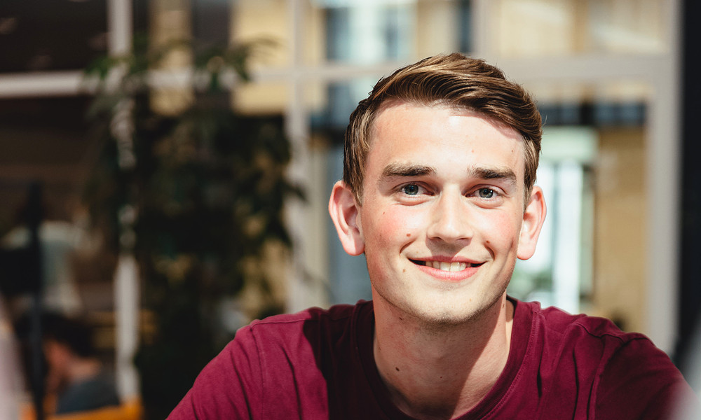 Profile photo of MIBM student Johan de Vries sitting at study table