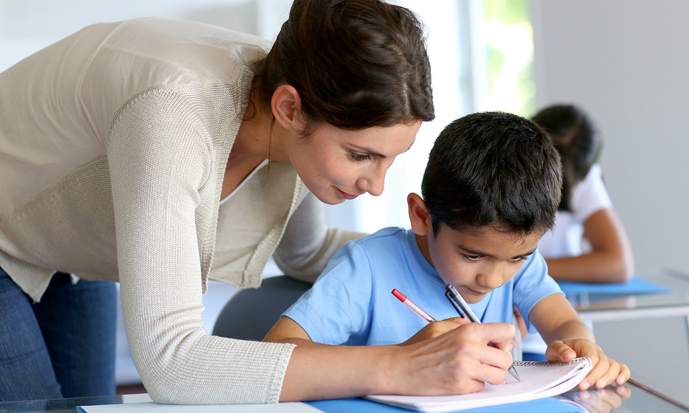 jongen met juf in klas.jpg