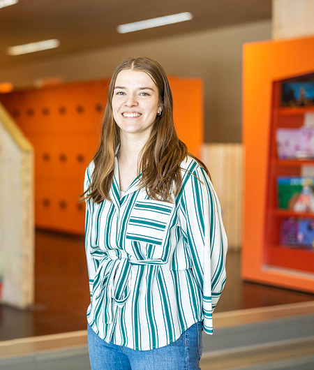 Student Toegepaste Psychologie Julia Zwaneveld staat in het Werkmancollege waar ze stage loopt.