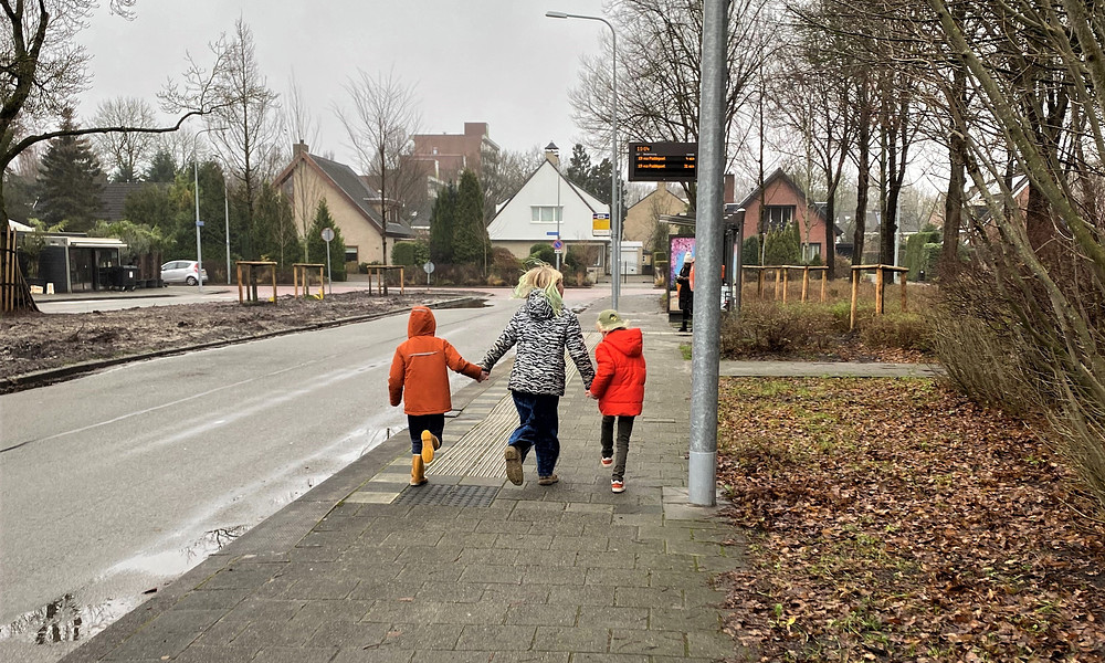 Kinderen rennen op stoep in Groningen 2023.jpg