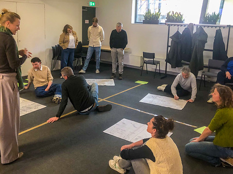 Loes Damhof met groep.jpg