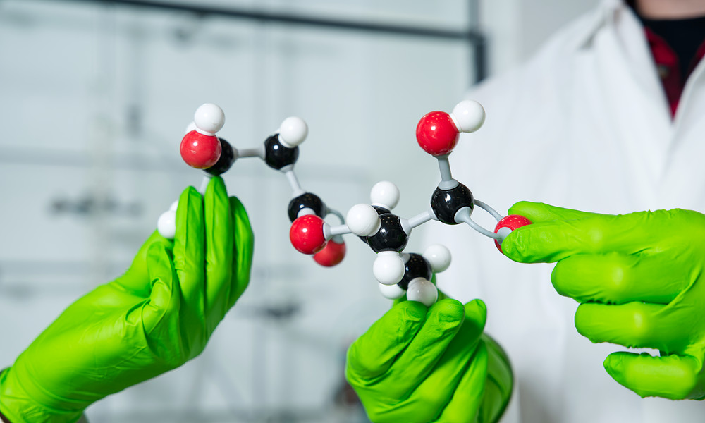 Loes Talkami en Jeffrey Buter met molecuul in ZAP Lab 3.jpg