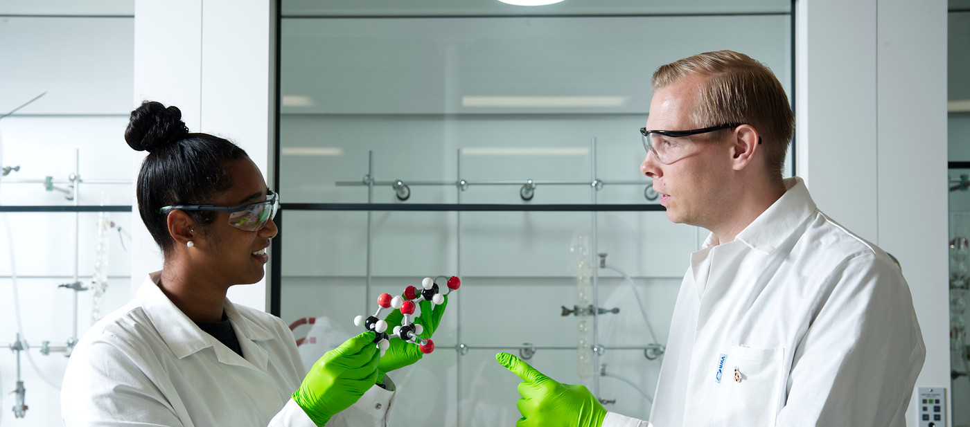 Twee onderzoekers bespreken een molecuul in het laboratorium van het Kenniscentrum Biobased Economy.
