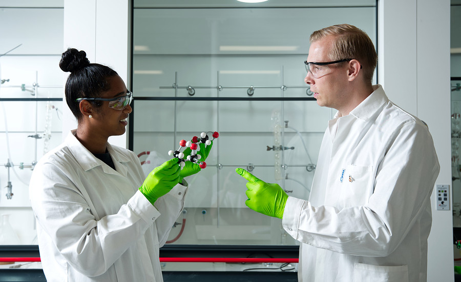 Twee onderzoekers bespreken een molecuul in het laboratorium van het Kenniscentrum Biobased Economy.