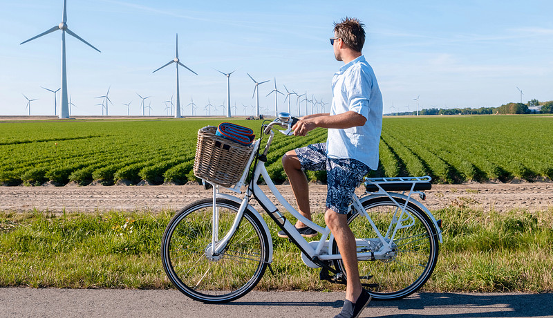 man op fiets en windmolens.jpg