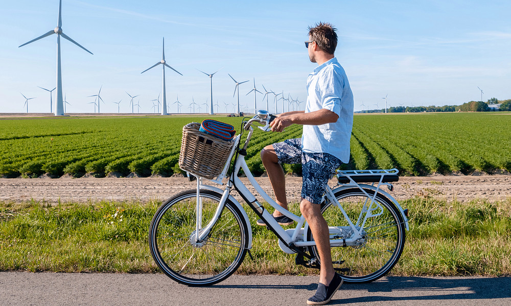 man op fiets en windmolens.jpg