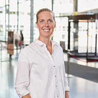 Profielfoto van Mariska Ooink in grote lichte ruimte