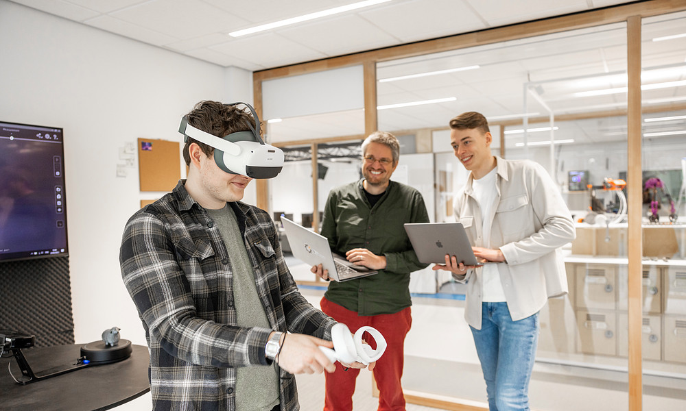 Master Digitale Technologie studenten en docent VR