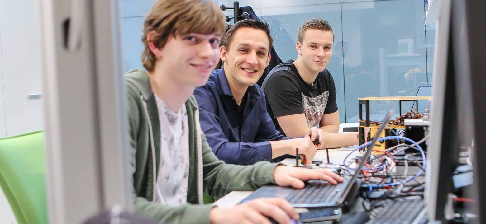 Studenten Mechantronica hbo Saxion aan het werk in het Mechatronicalab