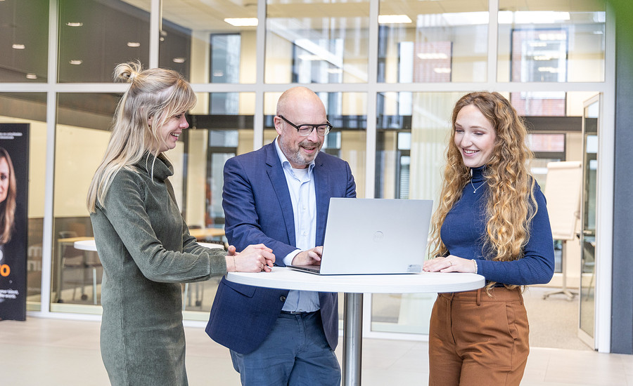 Medewerkers overleggen bij laptop 2023.jpg