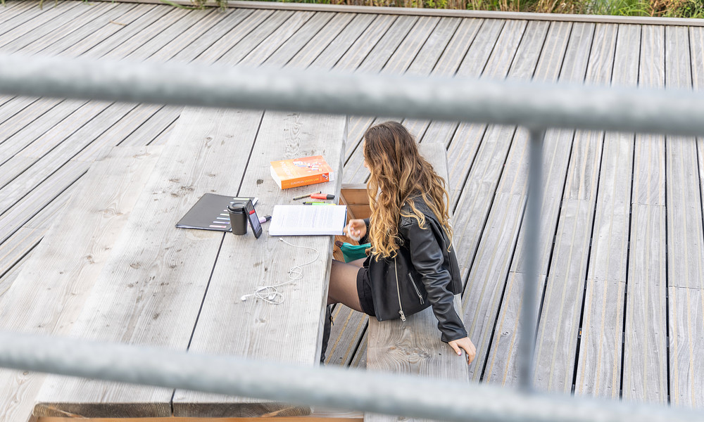 meisje aan picknickbank