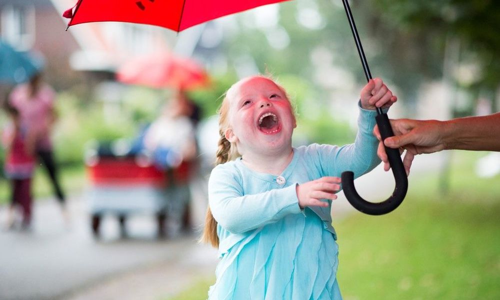 Meisje met rode paraplu.jpg