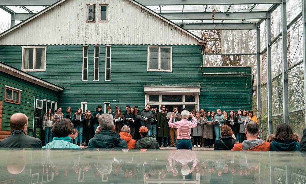 Een koor van Prins Claus Conservatorium studenten zingt op Herinneringscentrum Kamp Westerbork
